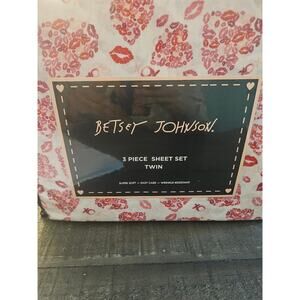 Betsey Johnson 3 piece twin sheet set hearts kisses pink red lips XO NWT